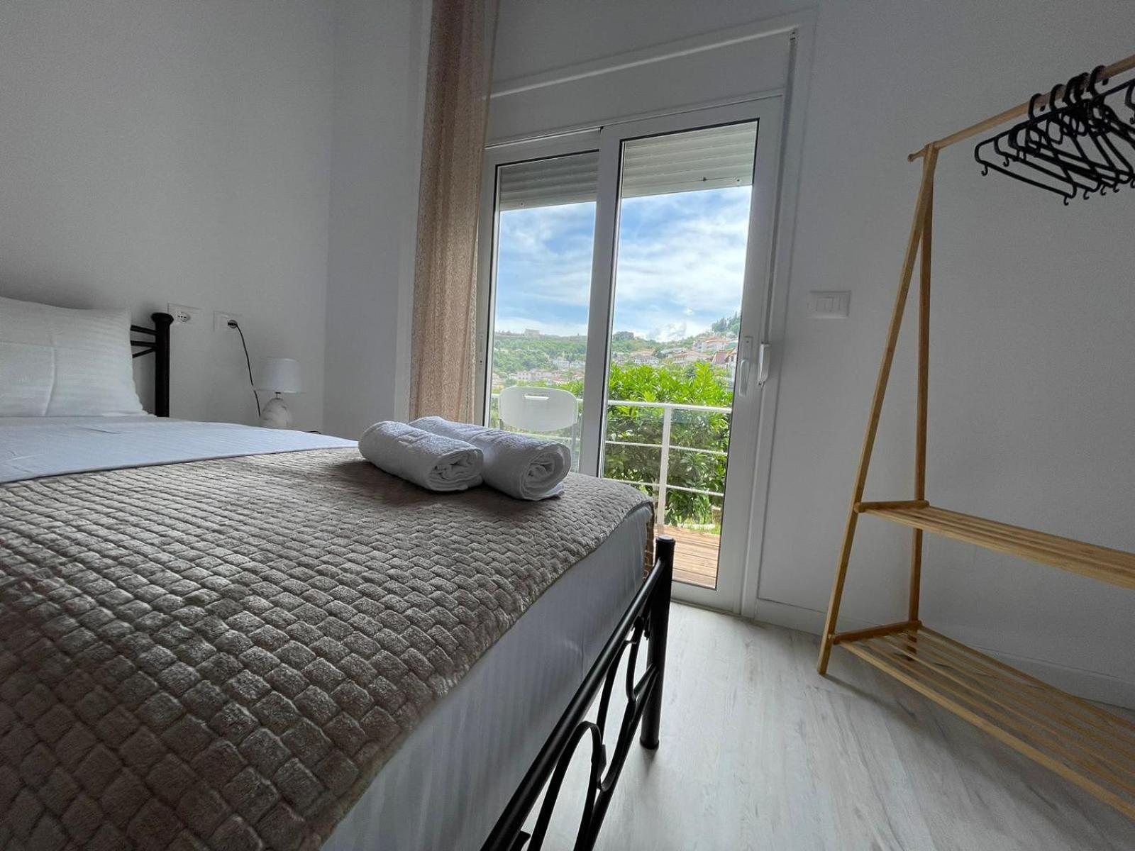 Ilvi Guesthouse Gjirokastër Екстериор снимка