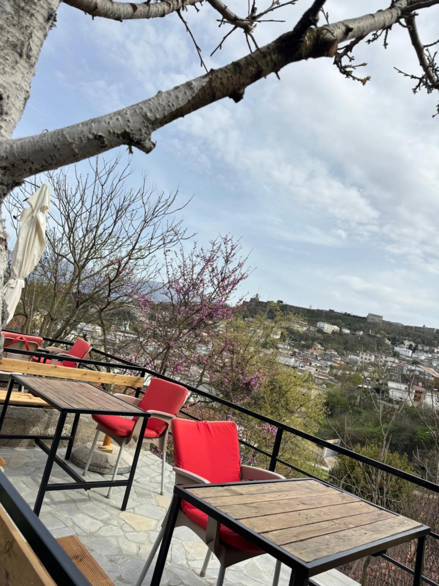 Ilvi Guesthouse Gjirokastër Екстериор снимка
