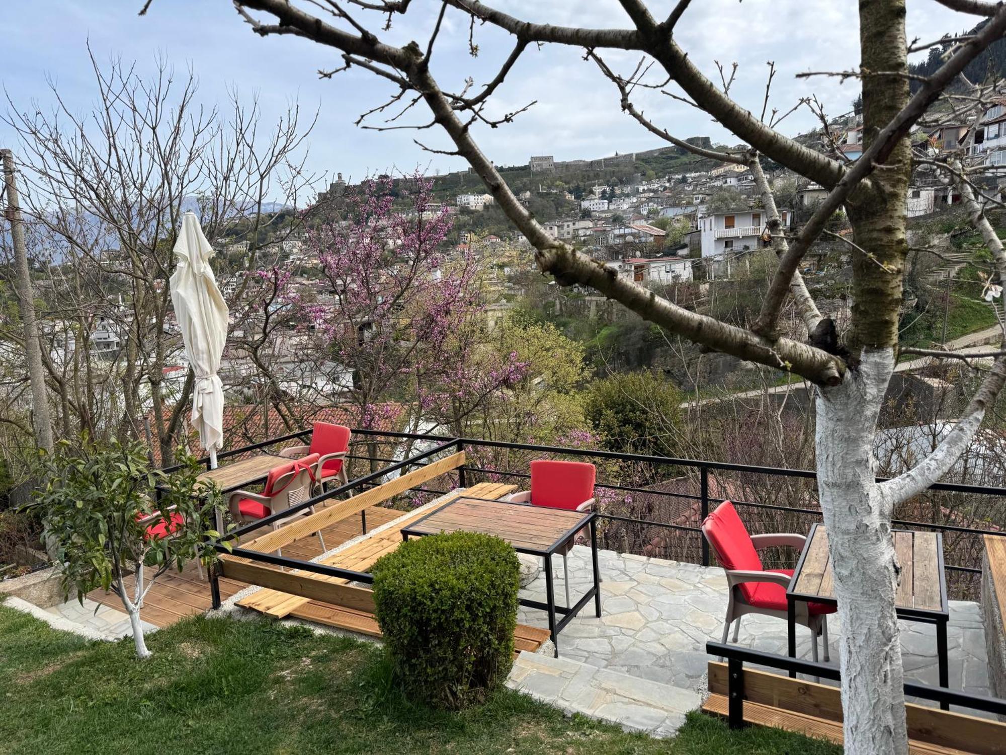 Ilvi Guesthouse Gjirokastër Екстериор снимка